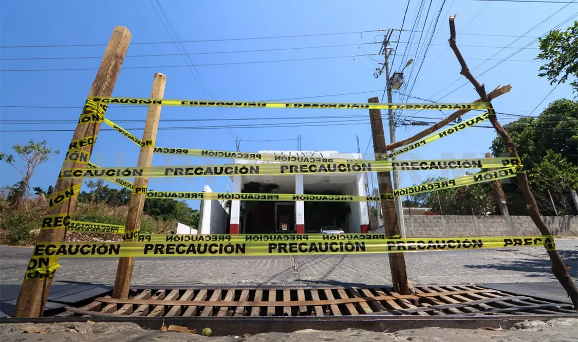 Denuncian alcantarilla en mal estado