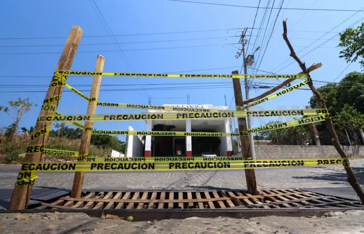 Denuncian alcantarilla en mal estado