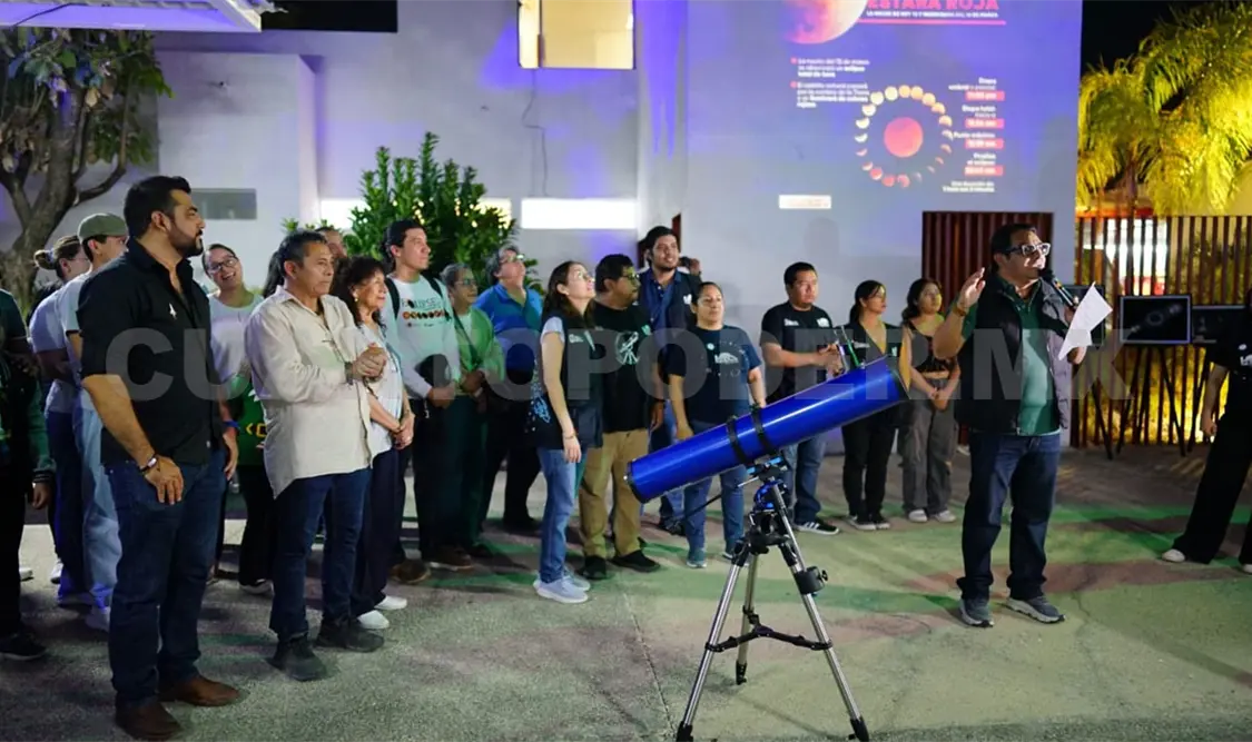 Disfrutan de la “luna de sangre” en el Planetario