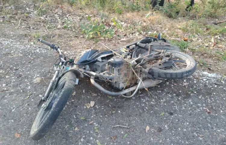 Hallan sin vida a motorista; estaba fuera del camino