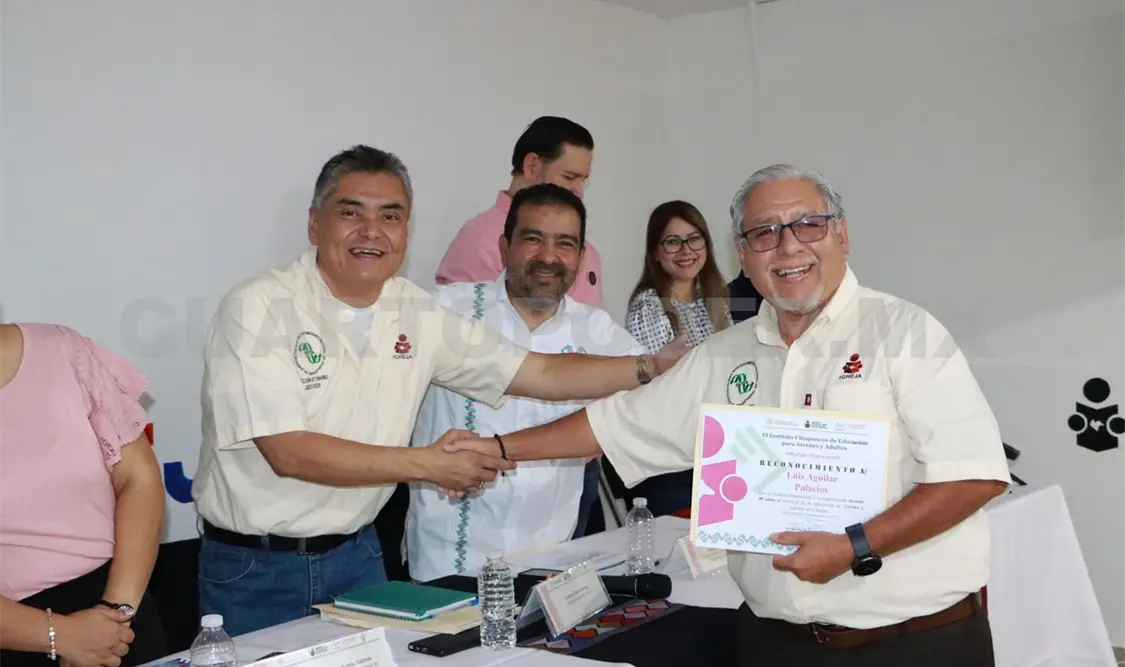 Entregan estímulos a trabajadores por años de servicio