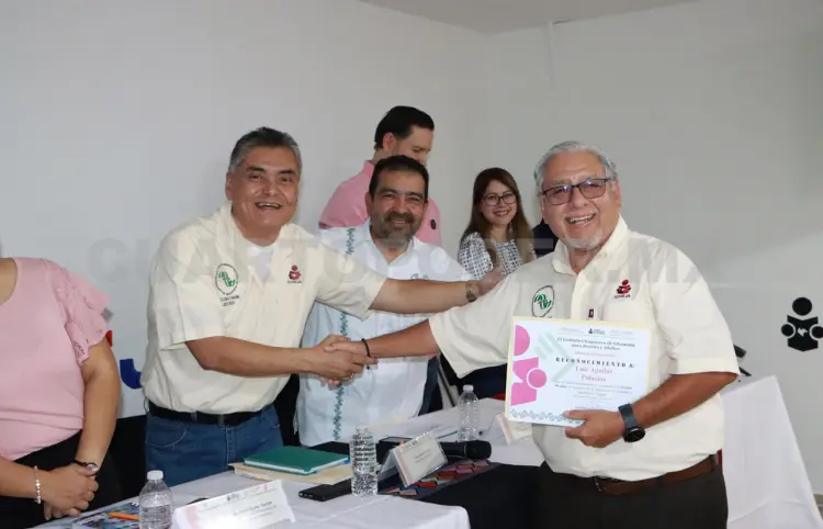 Entregan estímulos a trabajadores por años de servicio