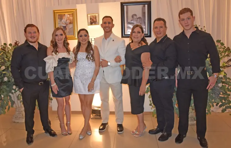 Cena de compromiso para Abraham y Arantza