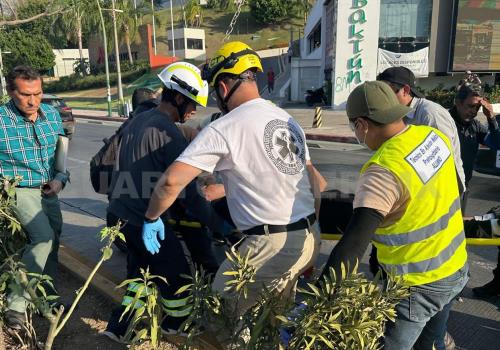 Derrapa motorista y termina convulsionando