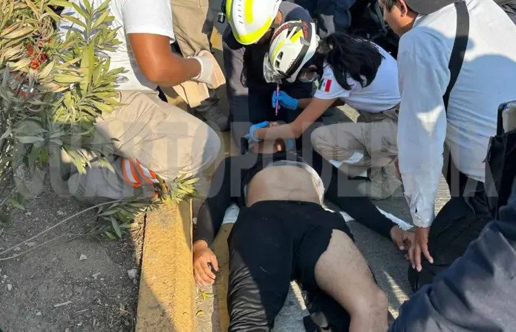 Derrapa motorista y termina convulsionando