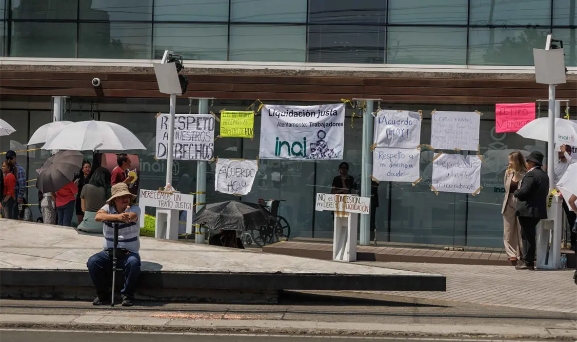 Trabajadores del INAI clausuran instalaciones