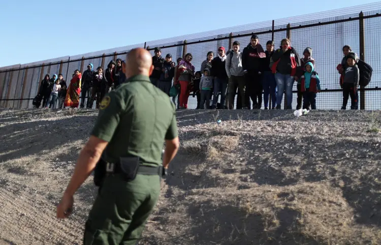 Evalúan plan para que militares "retengan" a migrantes