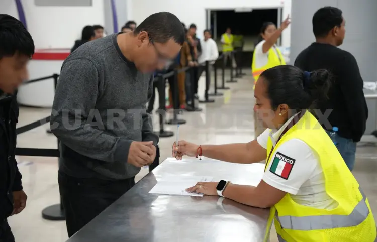 Dos aviones con deportados de USA llegan a Tapachula