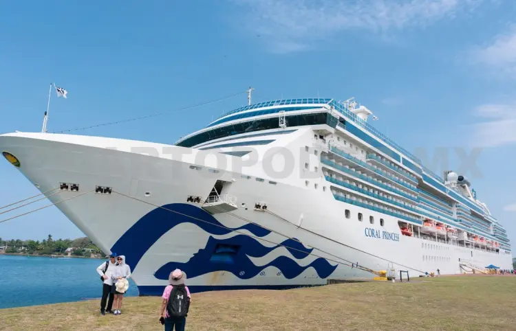 Reciben en Puerto Chiapas al crucero Coral Princess