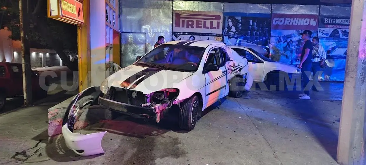 Colisionan y terminan dentro de llantera