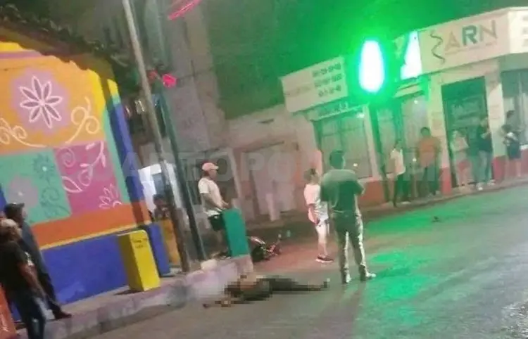 Auto fantasma proyecta a motociclista