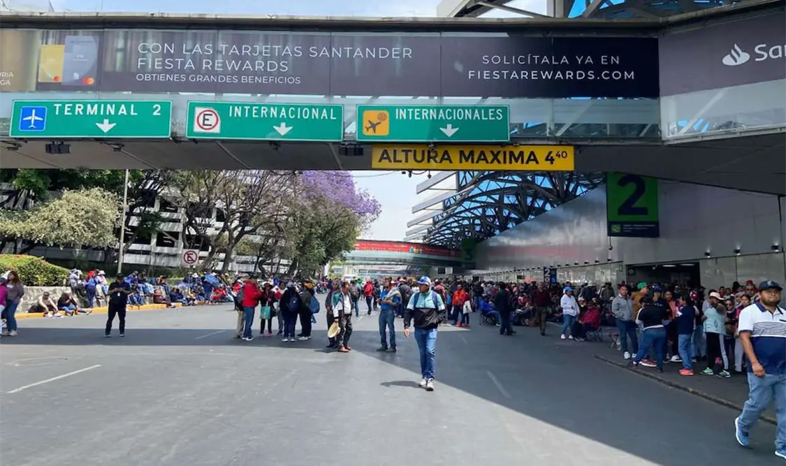 Maestros liberan terminales aéreas del AICM