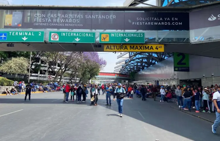Maestros liberan terminales aéreas del AICM
