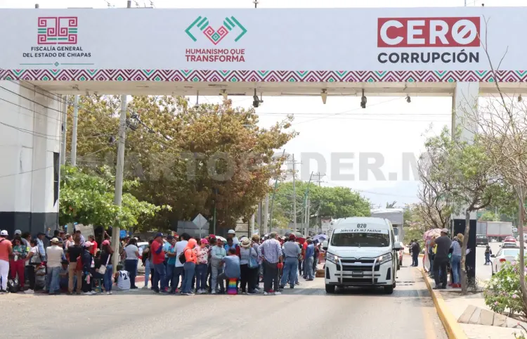 Se movilizan maestros en entradas y salidas