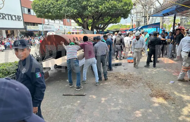 Colapsa techo en parada y mueren dos mujeres