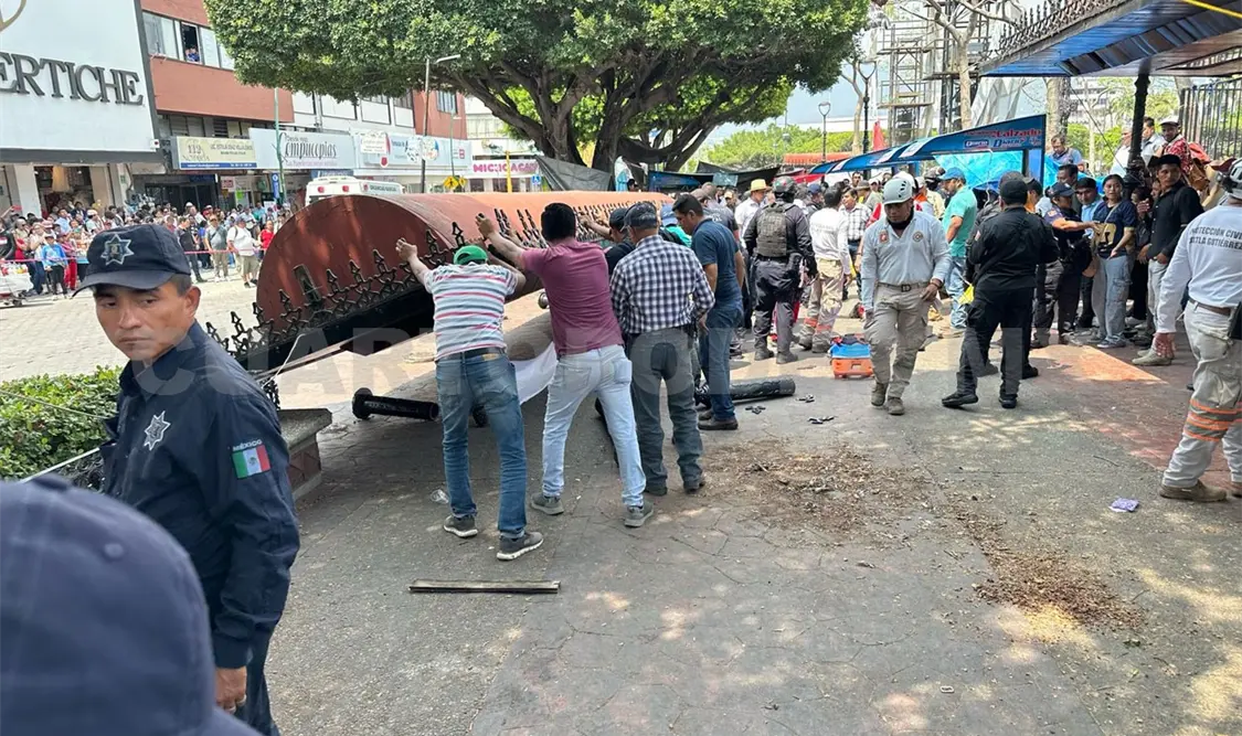 Colapsa techo en parada y mueren dos mujeres