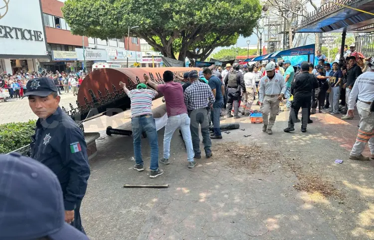 Colapsa techo en parada y mueren dos mujeres