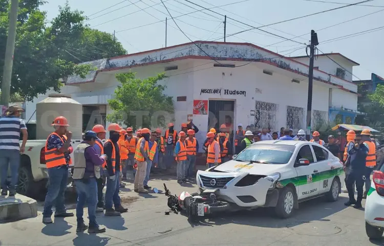 Lo embiste un taxi y termina policontundido
