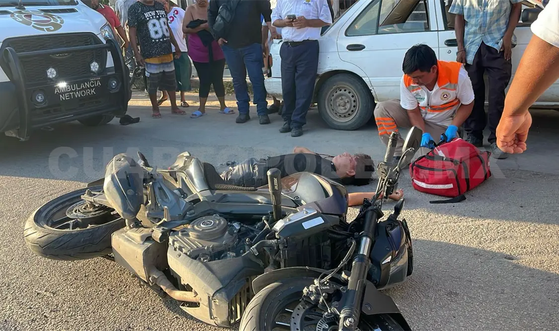 Con posibles luxaciones acaba un motociclista