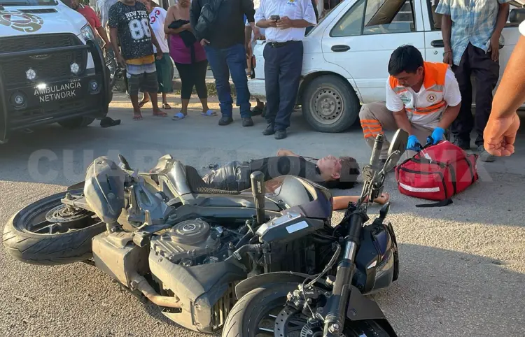 Con posibles luxaciones acaba un motociclista