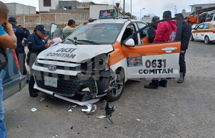 Daños en percance automovilístico en avenida