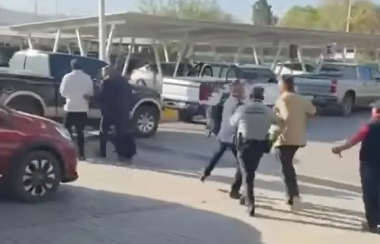 Empresario confronta a Javier Corral en aeropuerto