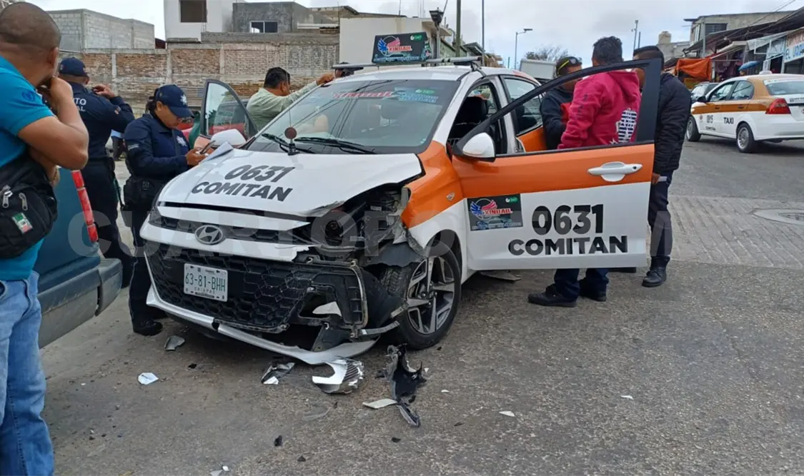 Daños en fuerte percance automovilístico en avenida