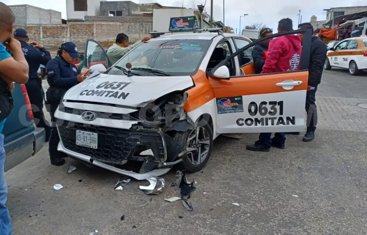 Daños en fuerte percance automovilístico en avenida