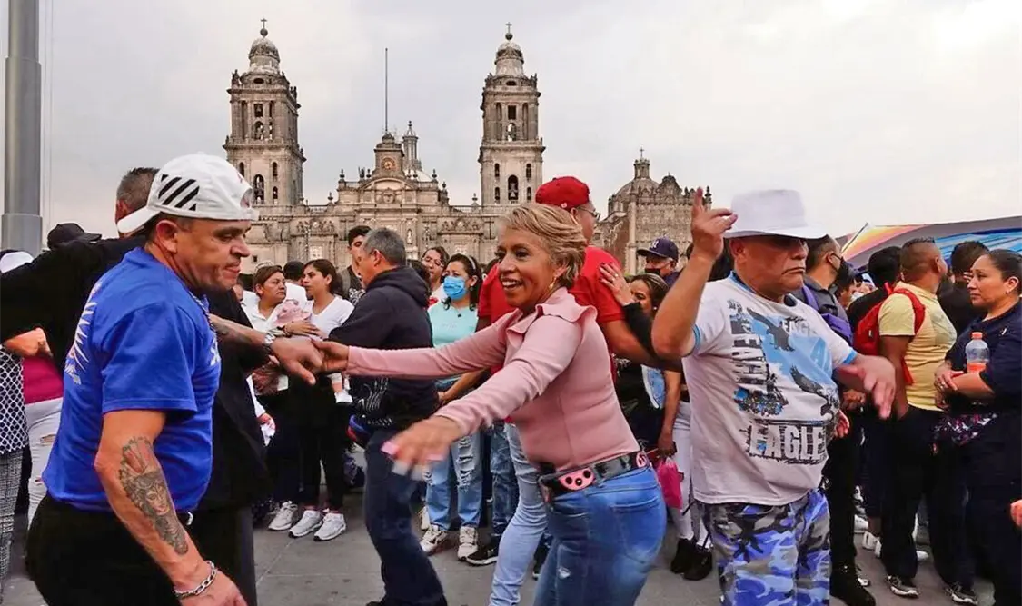 Bailan bajo la lluvia al ritmo de sonideros en el Zócalo