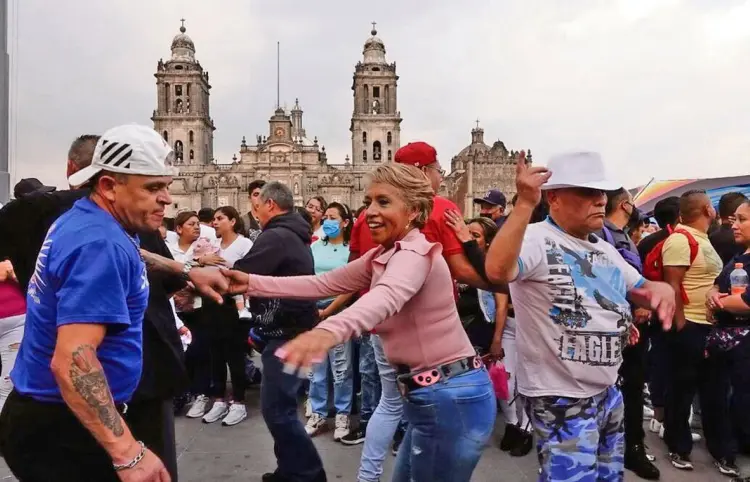 Bailan bajo la lluvia al ritmo de sonideros en el Zócalo