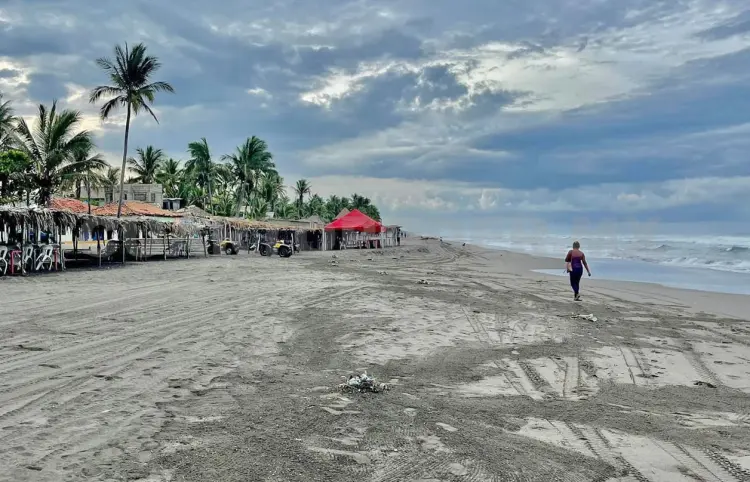 Playas de Puerto Arista lucen sucias, en Tonalá, Chiapas