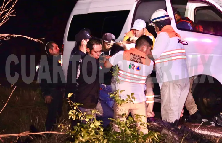 Tráiler se estrella contra una Urvan