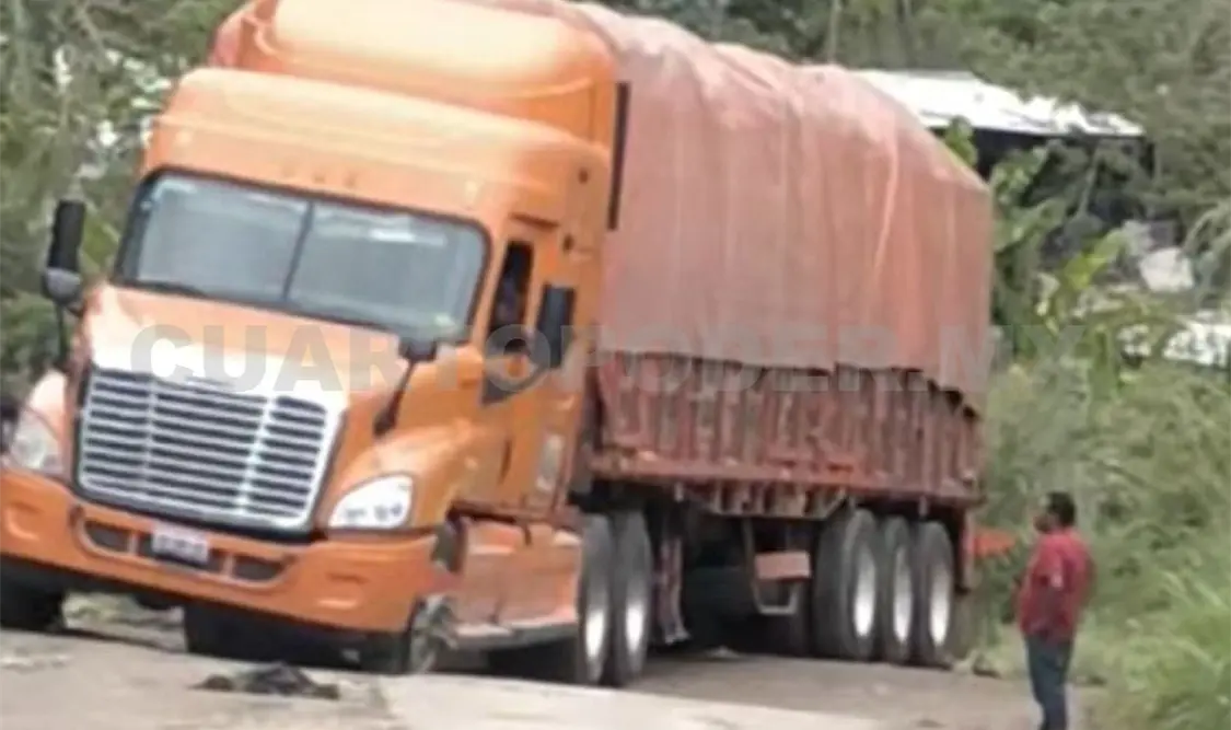 El tractocamión iba cargado y en un tramo de curvas terminó atascado. Genaro Sánchez / CP