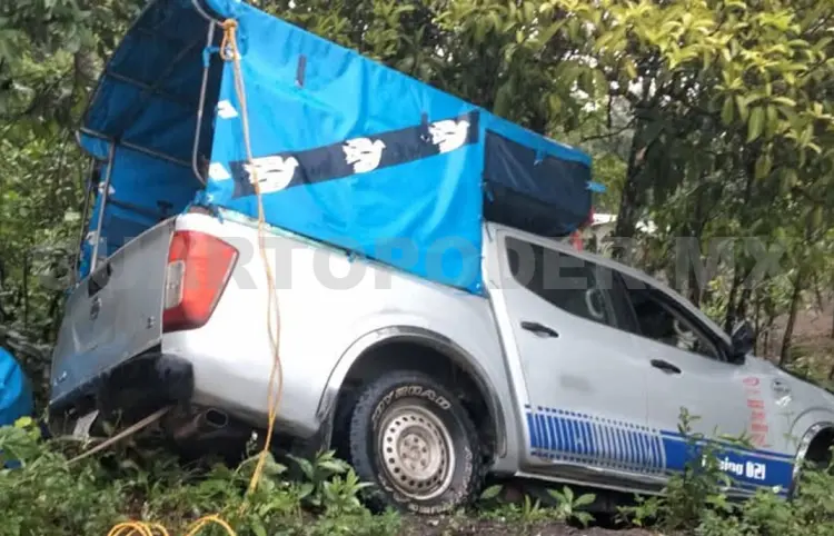 Camioneta ejidal derrapa y sale del camino en Tila