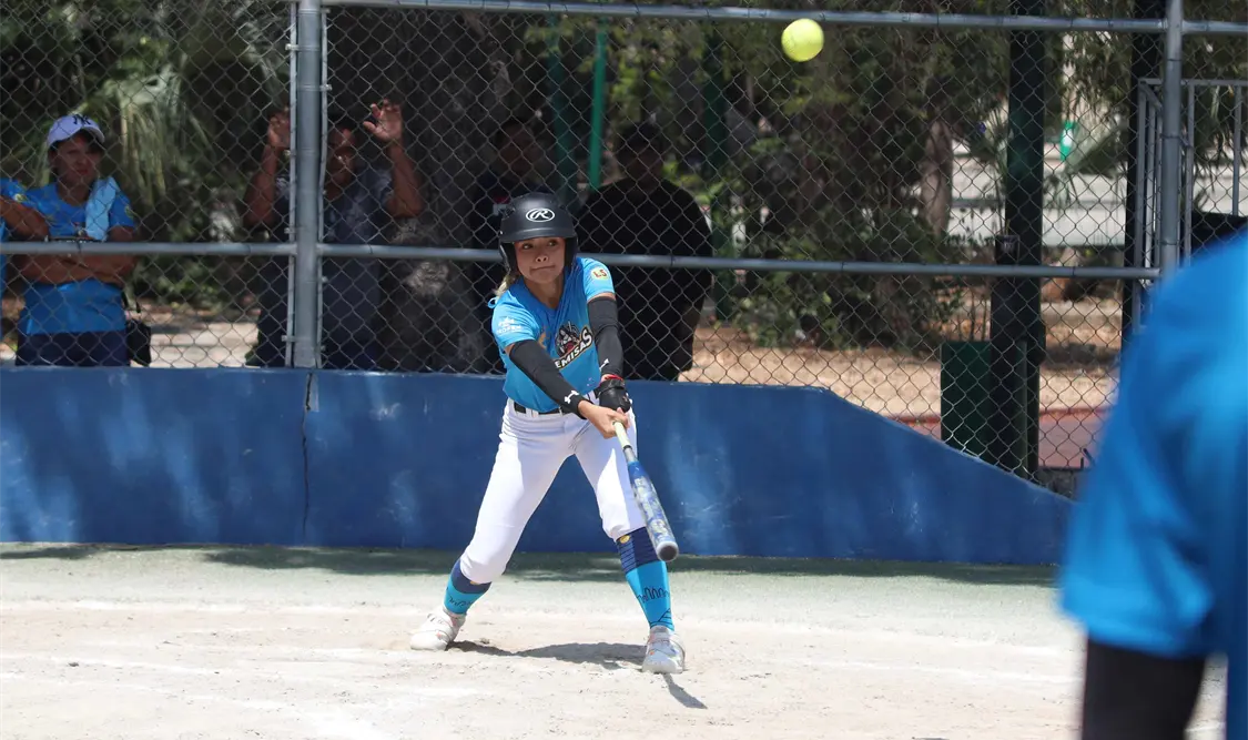 Artemisas tuvo una jornada ofensiva espectacular en Caña Hueca, sumando 21 carreras ante Panteritas en la jornada 4 de la Liga Oficial Municipal de Softbol. Carlos López / CP