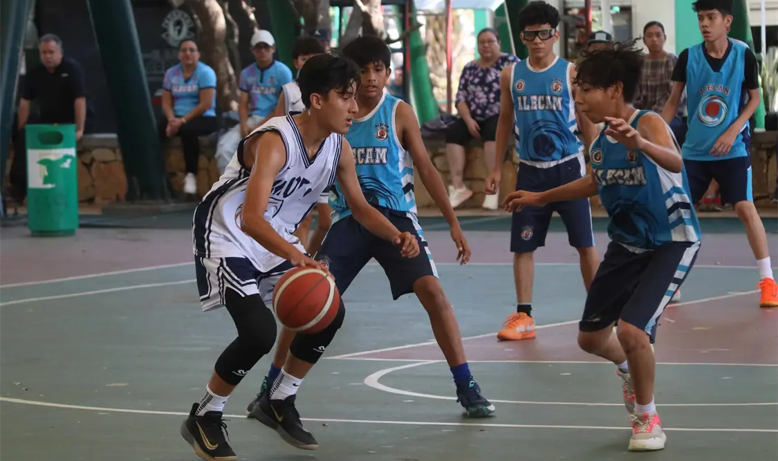 La actividad del Campeonato Estatal de Baloncesto inició con intensos encuentros en las canchas de Caña Hueca, donde los equipos chiapanecos buscaron su pase a la Olimpiada Federada 2025. Carlos López / CP