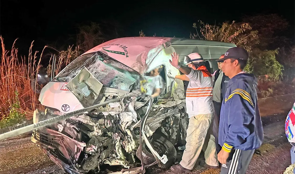 Tráiler se estrella contra una Urvan