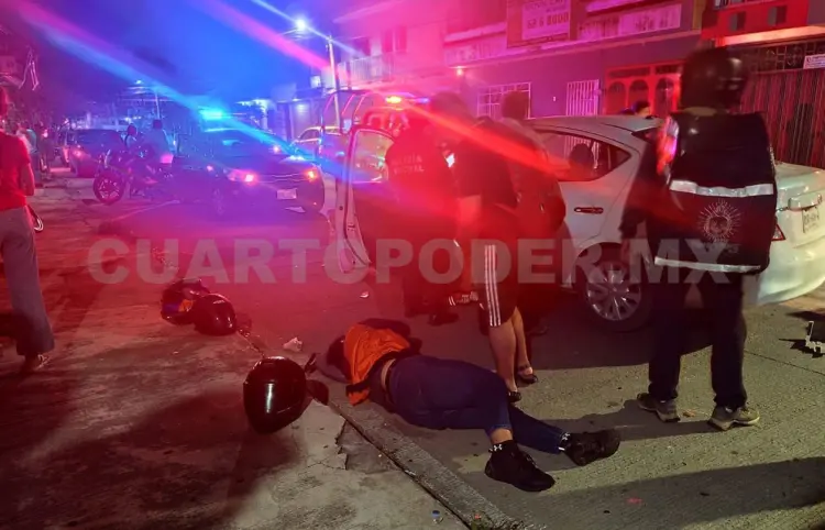 Resulta malherido al ser atropellado por auto