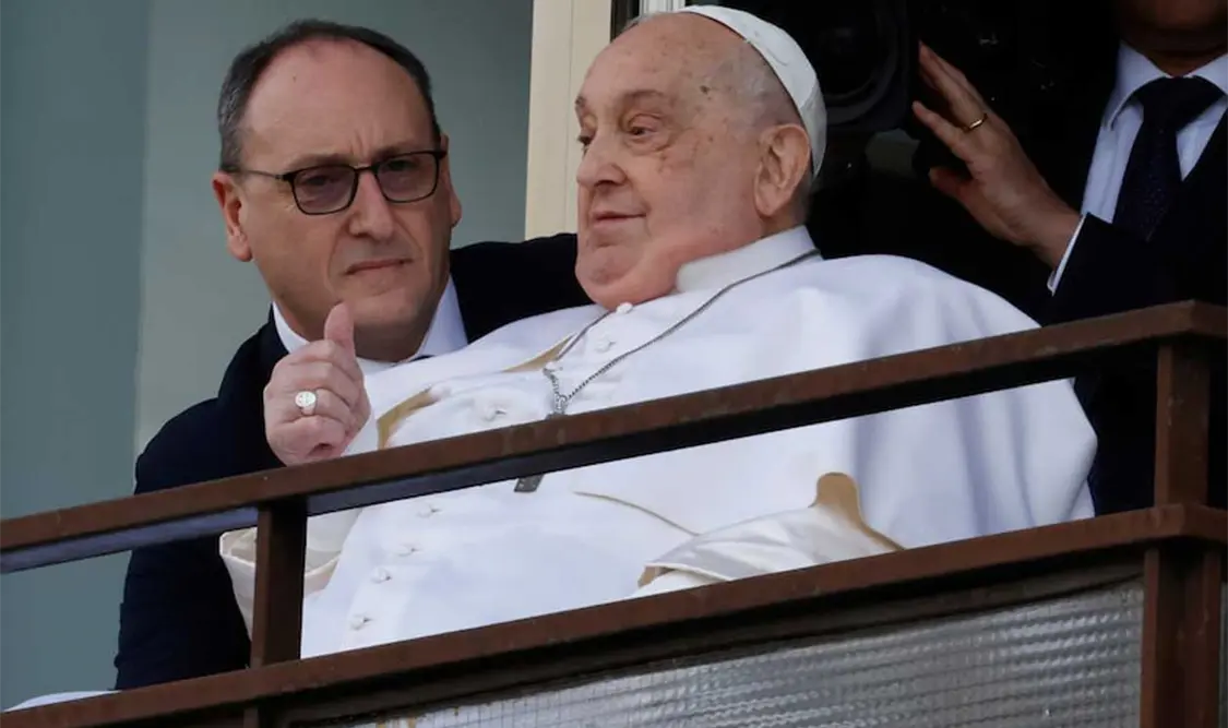 Papa regresa al Vaticano con tubos nasales para respirar