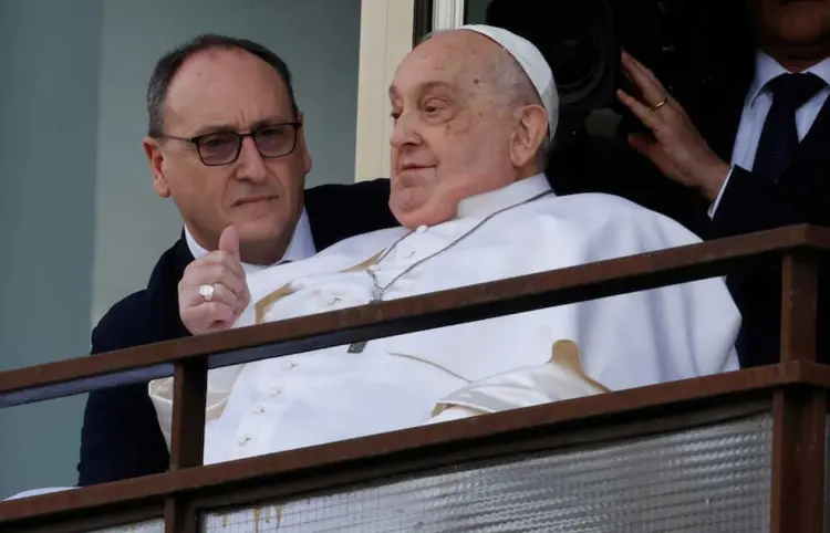 Papa regresa al Vaticano con tubos nasales para respirar