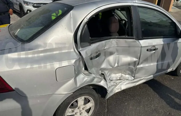 Queda malherida en colisión de colectivo y auto