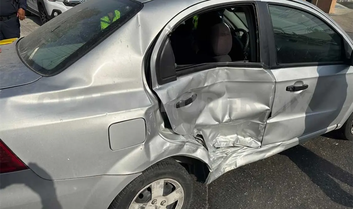 Queda malherida en una colisión de colectivo y auto