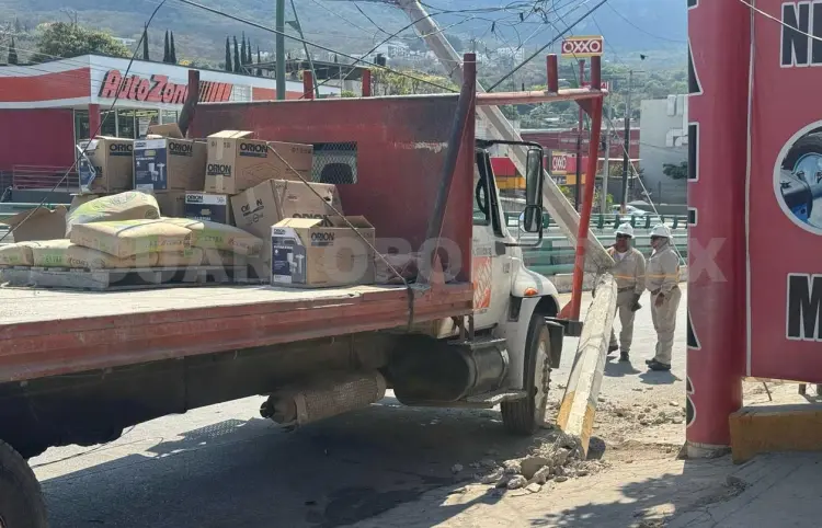 Se le van los frenos a camión y se estampa