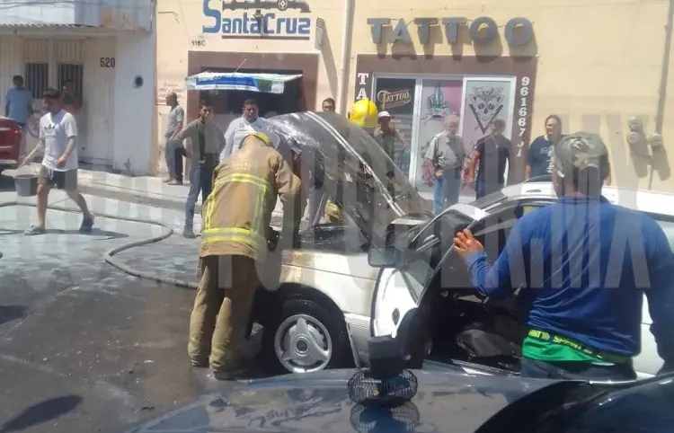 Se incendia motor de sedán en la zona centro