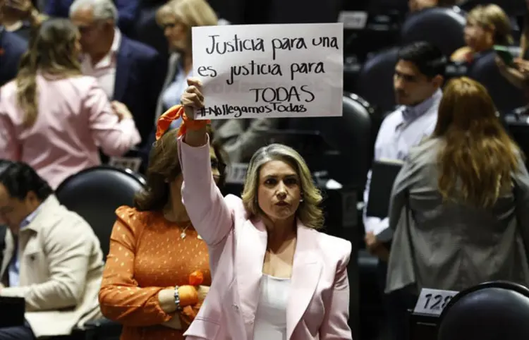 Mujeres se lanzan contra  desafuero de Blanco