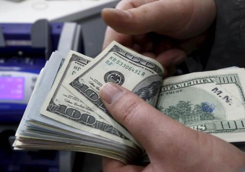 Peso cae frente al dólar y cierra en 20.06