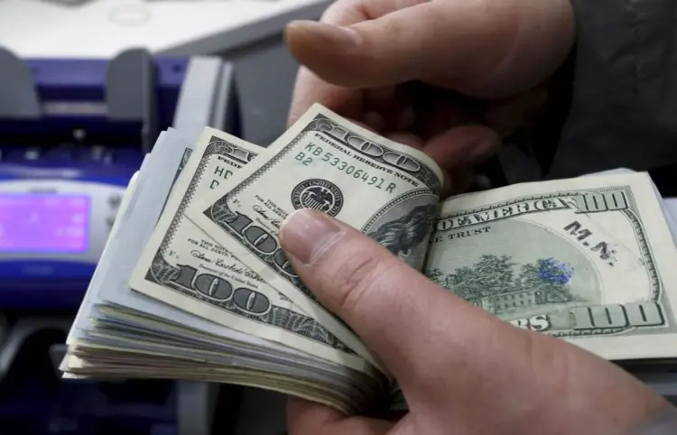 Peso cae frente al dólar y cierra en 20.06