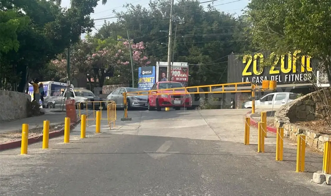 Denuncian cierre de estacionamiento