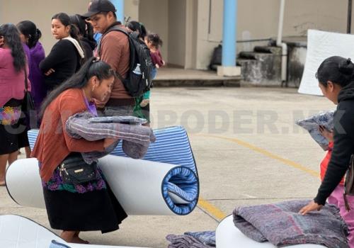 Entregan ayuda a desplazados