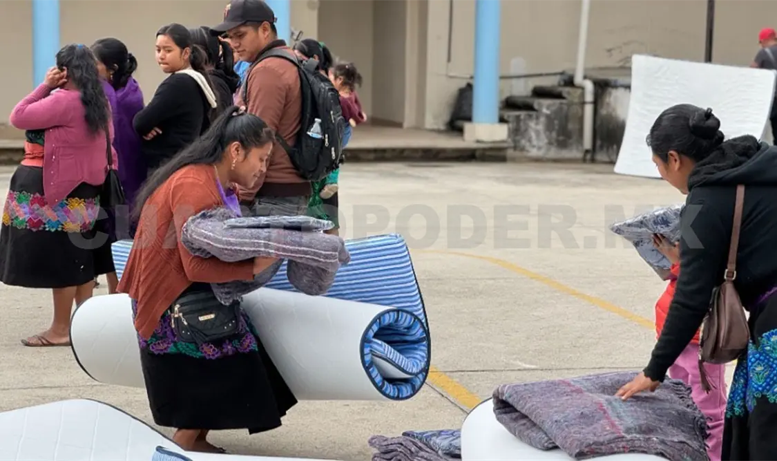 Entregan ayuda a desplazados